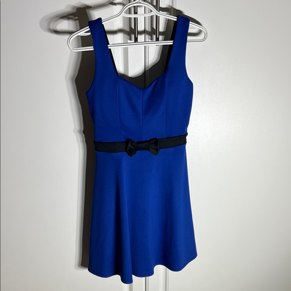Elegant Blue Sleeveless Dress with Black Bow